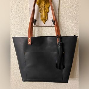 Portland Leather Goods Classic large  tote  Black & Tan with tassel!